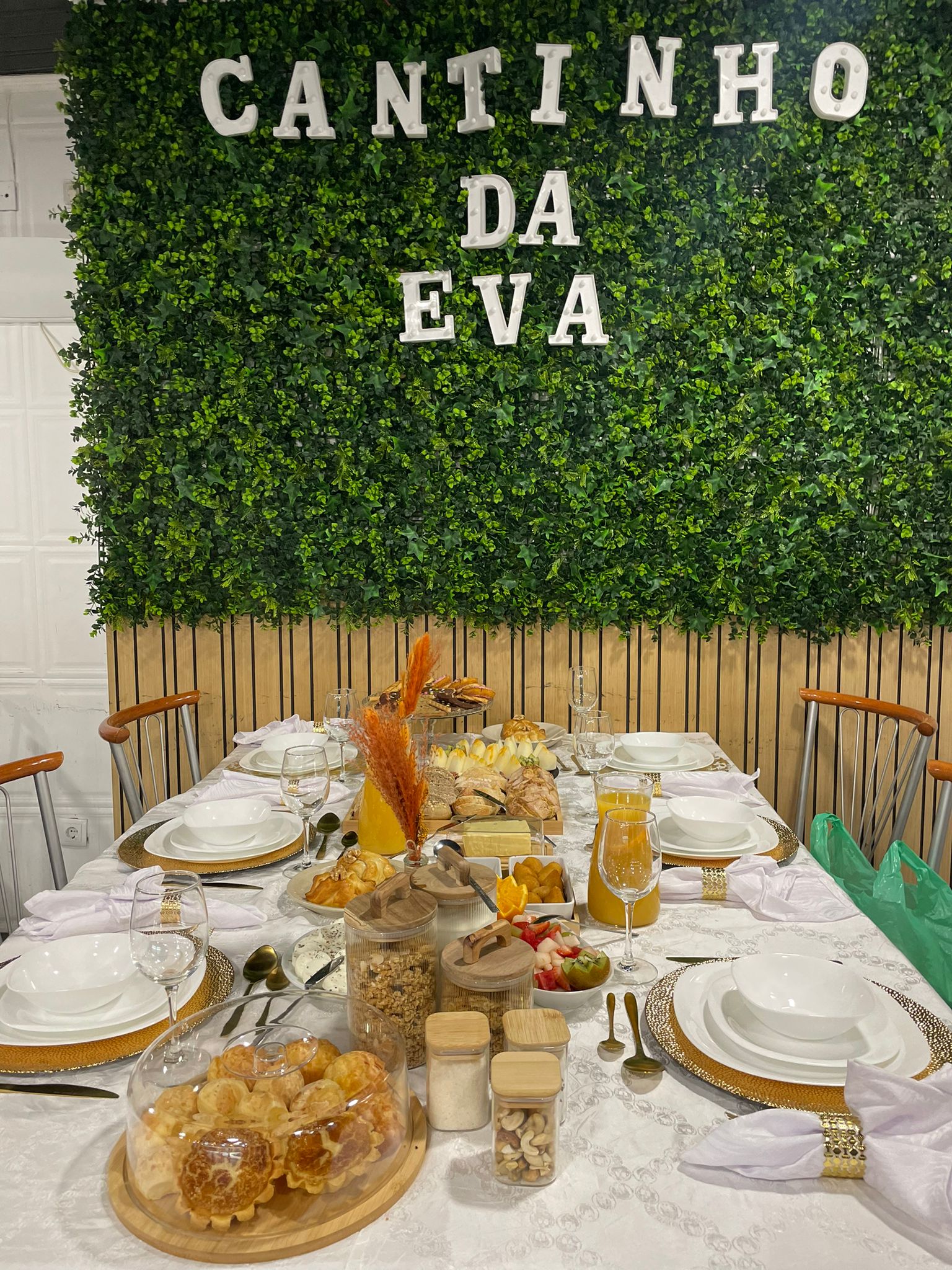 Mesa preparada para evento no Cantinho da Eva